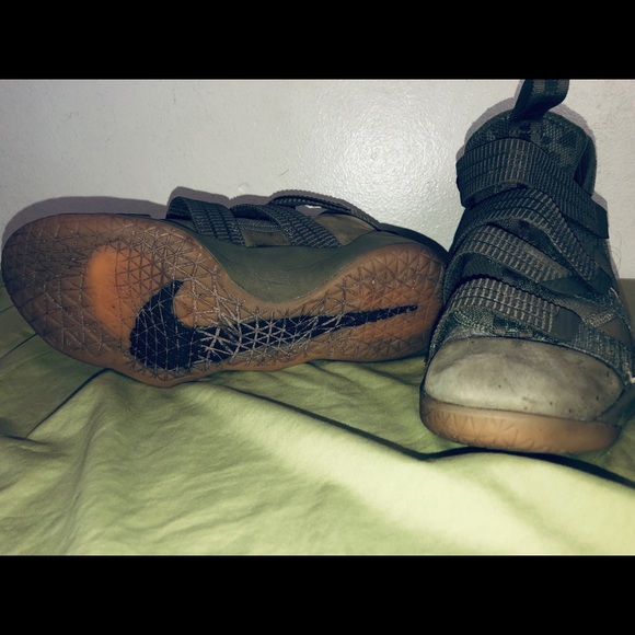 LeBron Soldier 10s Sneakers - Picture 4 of 5